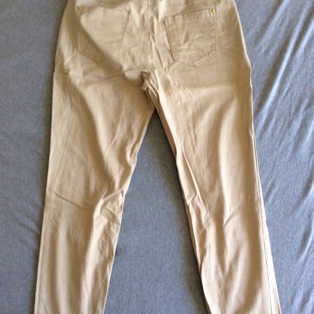 Beige pants in size M 🍂